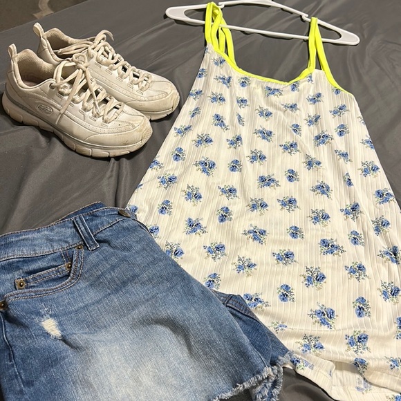 White birch blue and white floral top with neon line on top. - Picture 6 of 7